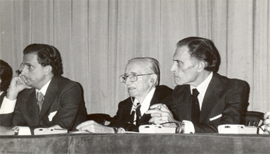 Colación de Grados 1981: Alberto Benegas Lynch (h), Friedrich von Hayek (Presidente del Consejo Consultivo de ESEADE y Premio Nobel) y Alfredo Olaechea